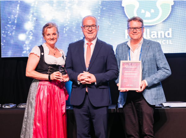 Former LGAQ President Mark Jamieson presenting Alison Woolla Award to Redland City Council